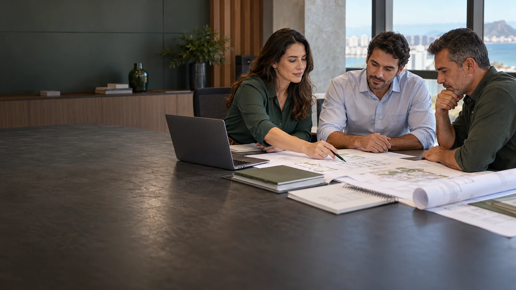 Cena ilustrativa de profissionais analisando documentos de um empreendimento em uma reunião de consultoria